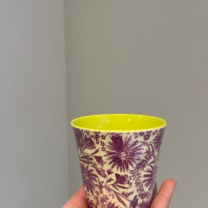 Bicchiere grande con fiori viola