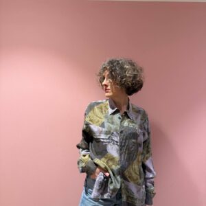 Camicia con fantasia geometrica e rose