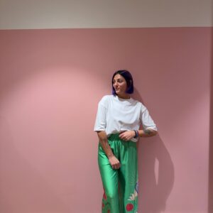 Pantalone verde con fantasia
