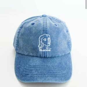 Berretto con ricamo color denim