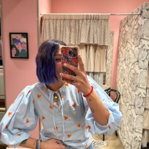 Blusa celeste con cuori arancioni ricamati