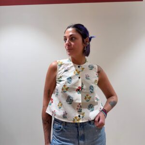 Top con bottoni con fiori