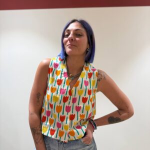 Top smanicato con tulipani