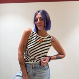 Top smanicato a righe con patch fiore