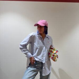 Camicia a righe con ricami sul retro e cuore rosso ricamato avanti