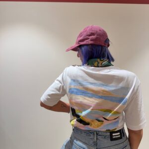 T-shirt bianca con dipinto paesaggio sul retro