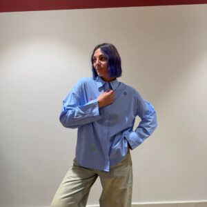Camicia azzurra con ricami