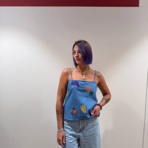 Top in denim con frutta