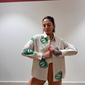 Camicia con palme ricamate