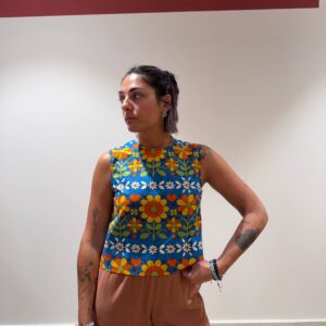Top blu con fiori colorati