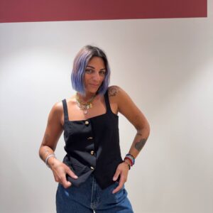 Top con bottoni conchiglie oro