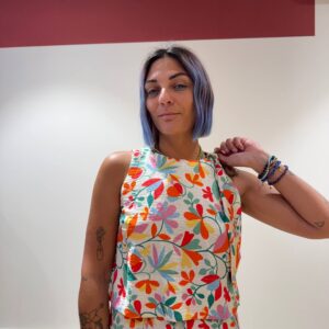 Top con fiori colorati
