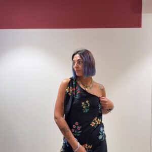 Top monospalla nero con fiori