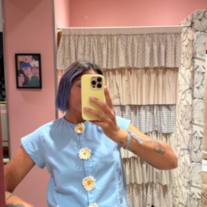 Camicia azzurra con margherite