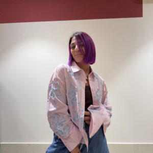 Camicia a righe rosa con dettagli