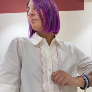 Camicia bianca con dettaglio rosa