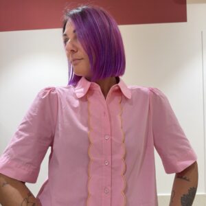 Camicia rosa con dettaglio giallo