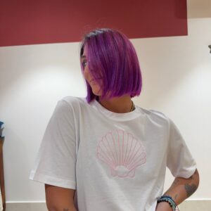 T-shirt con conchiglia ricamata rosa