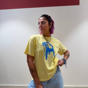 T-shirt gialla con sedia
