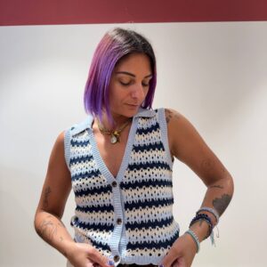 Top all'uncinetto con bottoni