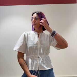 Camicia bianca con arricciatura