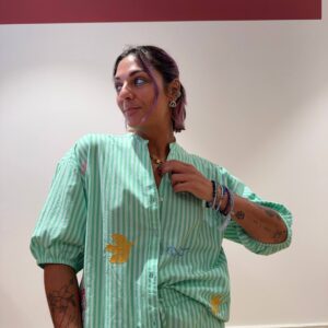 Camicia a righe con ricami