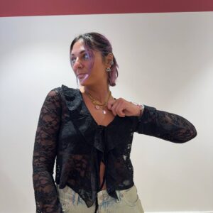 Top in pizzo con lacci