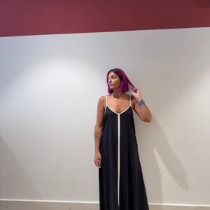 Abito nero con banda bianca