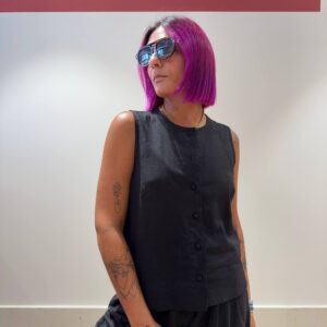 Top nero con bottoni