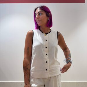 Top color burro con bottoni neri