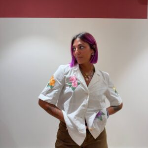 Camicia con pizzo sangallo e fiori