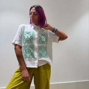 Camicia con fiori ricamati