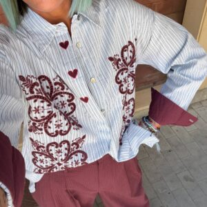 Camicia a righe con pizzo e cuori