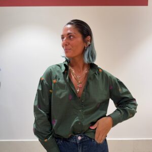 Camicia verde con ricami carota melanzana e ravanello