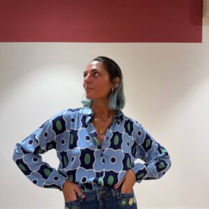 Camicia celeste con disegni