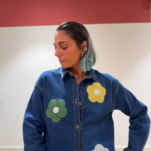 Camicia denim con fiori ricamati