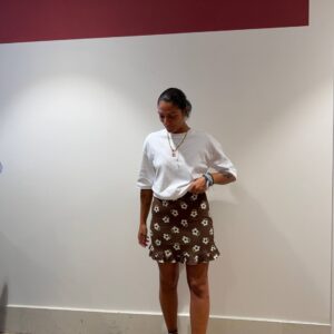Gonna corta marrone con fiori