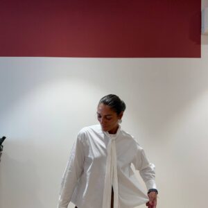 Camicia bianca con fiocco