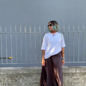 Gonna satin color cioccolato con pizzo sull'orlo