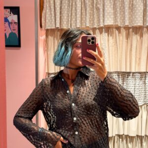 Camicia trasparente color cioccolato con dettagli in rilievo