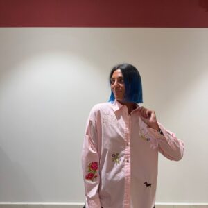 Camicia rosa con ricami