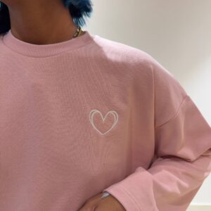 Maglia rosa con ricamo cuore e stampa sul retro