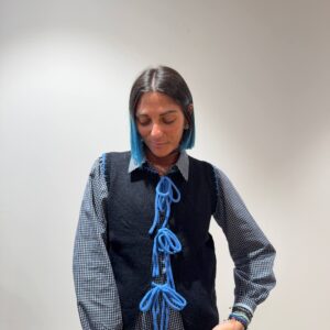 Gilet nero con fiocchi blu
