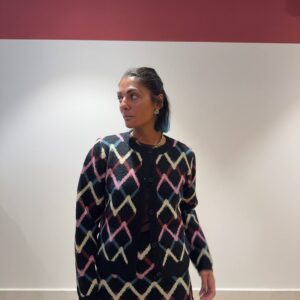 Maglia nera con bottoni e disegni
