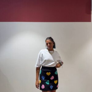Gonna corta nera con cuori colorati
