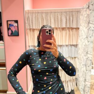 Maglia nera con cuori piccoli colorati