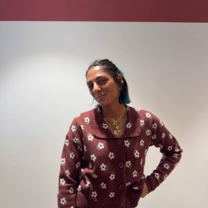 Maglia marrone con fiori
