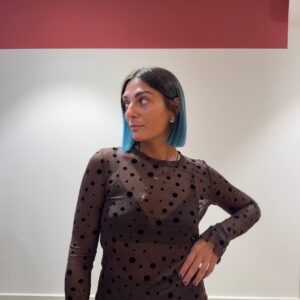 Maglia in tulle marrone con pois neri in rilievo