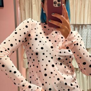 Maglia in tulle rosa con pois neri in rilievo