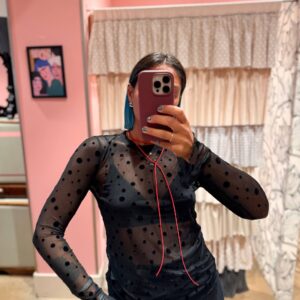 Maglia in tulle nera con pois neri in rilievo